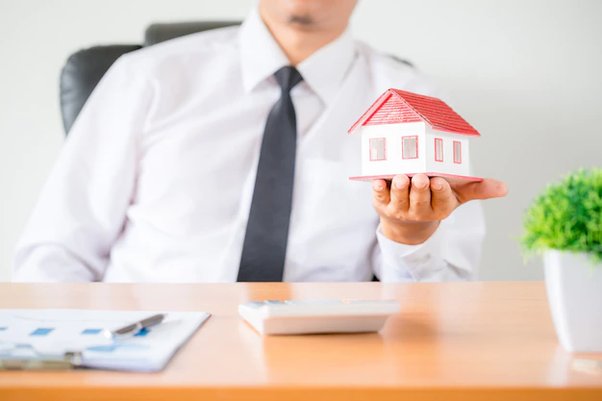 Real Estate Agent in Encino